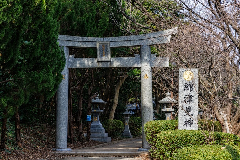 海沿いの松林沿いを歩いていくと綿津見神社があった