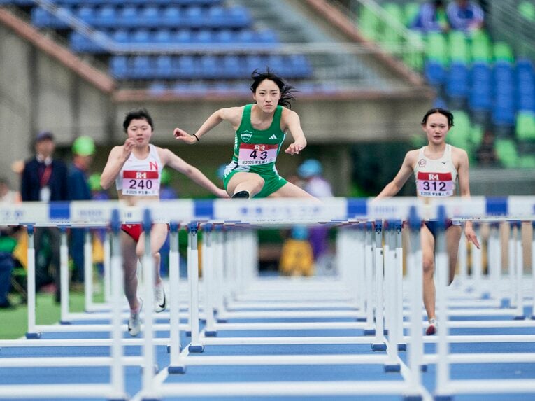 入学直後にもかかわらず学生個人選手権で見事なハードリングを披露した井上　©Yuki Suenaga