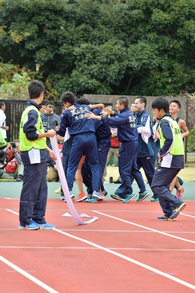 アンカーがゴールした瞬間。歓喜の輪を作りながら号泣する韮山高の選手たち。終わってみれば、2位浜松日体高に41秒差をつけて、都大路行きを決めた