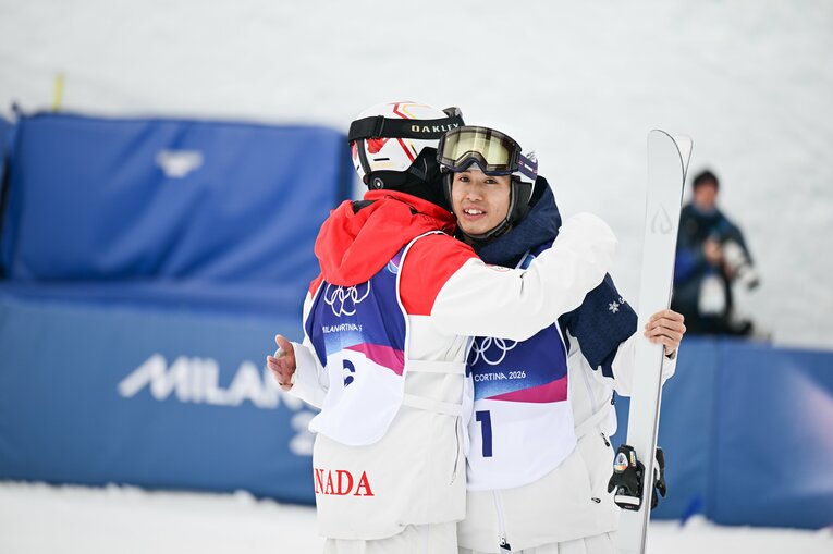 銀を獲得したレジェンド・キングズベリーと称え合う堀島　©Nanae Suzuki/JMPA