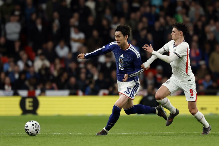 フォーデンとマッチアップする鎌田　©AFLO