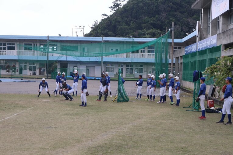 独特な形の校庭でトレーニングするエナジックナイン　©Fumi Sawai