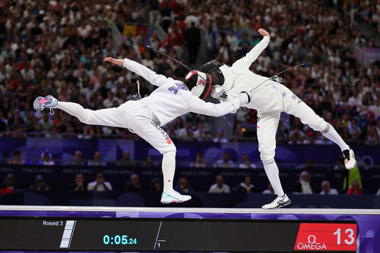 加納虹輝とティボル・アンドラーシュフィ（ハンガリー）の準決勝。宙に浮いた状態で剣先を交わす両者（2枚目／全2枚）©JMPA