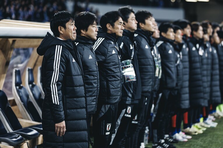 森保一監督、名波浩コーチら日本ベンチの様子　©Kiichi Matsumoto/JMPA