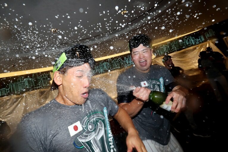 優勝後、吉田正尚にシャンパンファイトを挑む村上　©Getty Images