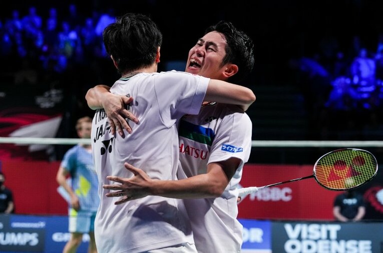 バドミントン男子ダブルスで日本人として初の世界一に輝いた“ホキコバ”。東京五輪からわずか半年で急成長できた理由とは？ ／ photograph by Getty Images