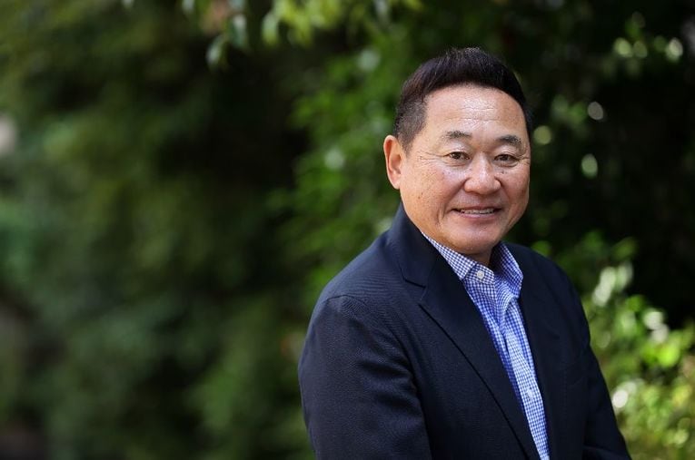 松木安太郎さん。1957年生まれ、63歳。1993年のJリーグ開幕からヴェルディ川崎の監督を務めた後、95年から解説者としてのキャリアをスタートさせた ／ photograph by Shigeki Yamamoto