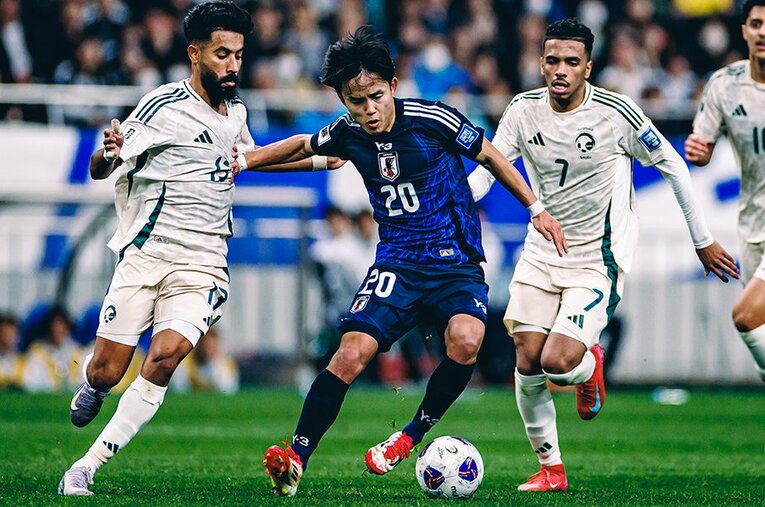 サウジアラビアの守備網に監視される久保建英。元日本代表監督トルシエの目にこの一戦はどう映ったか ／ photograph by Kiichi Matsumoto