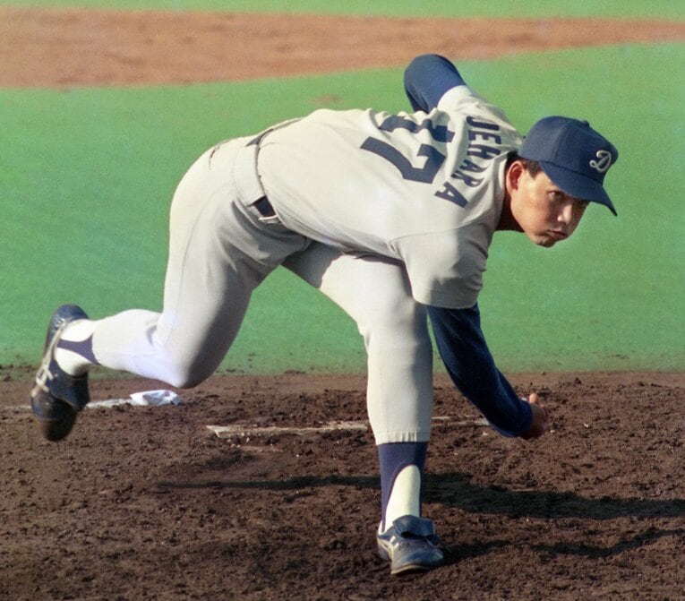 プロ1年目、当時19歳の上原晃。全身を大きく使った豪快なフォームで快速球を投げ込んだ　©Sankei Shimbun