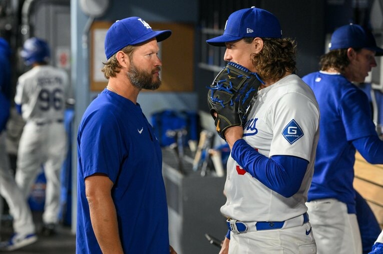 2025シーズン、グラスノーとベンチで対話するカーショー　©Nanae Suzuki