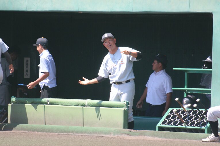 ベンチから試合を見つめる平田監督。時にジェスチャーで支持も　©Fumi Sawai