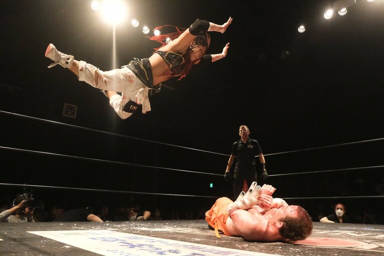 元パティシエが蛍光灯で殴り合い…“デスマッチアマゾネス”山下りなの媚びない魅力「犯罪以外なら何してもいい」 米国で男子相手に王座獲得(57)