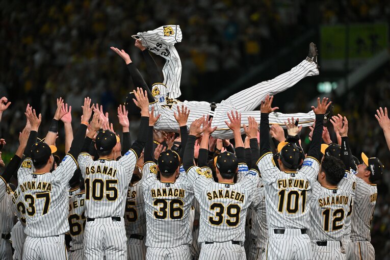 胴上げ投手、岩崎優と一緒に宙に舞った横田のユニフォーム（スクロールすると「横田も参加、優勝決定の瞬間」がご覧になれます）　©Hideki Sugiyama