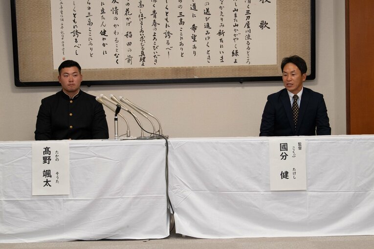 ドラフト指名後…髙野（左）との思い出を語る國分監督（右） 　©Kota Inoue