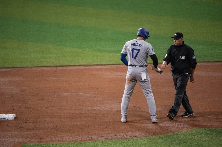 盗塁後の一コマ…ポケットに注目。審判が近づいて…　©Nanae Suzuki