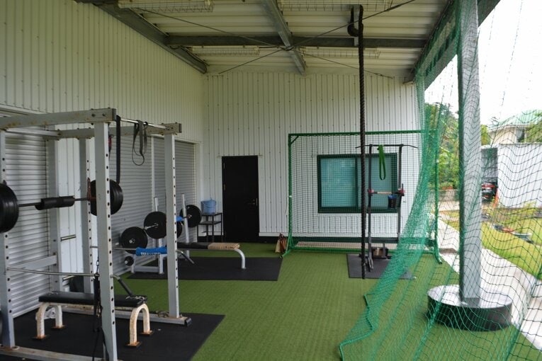 練習場に置かれたウェイト器具　©Takarin Matsunaga