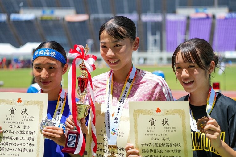 表彰式でようやく笑顔を見せた久保　©Satoshi Wada