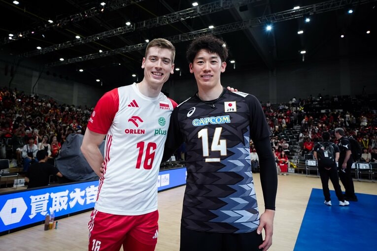 来季からペルージャで同僚となるカミル・セメニウクと写真を撮った石川祐希（VNLポーランド戦）　©︎Volleyball World