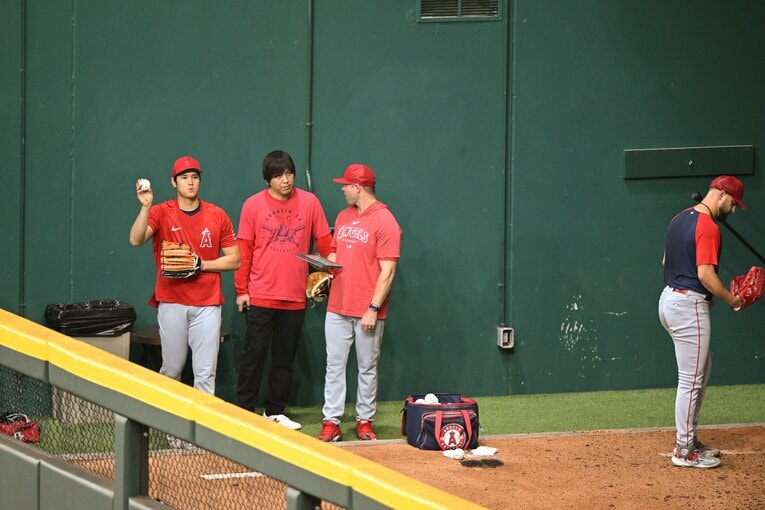 さまざまな仕事を担い、大谷を支える水谷氏　©︎Nanae Suzuki