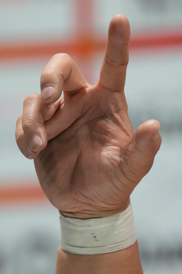 ポーズする棚橋弘至の右手　©Essei Hara