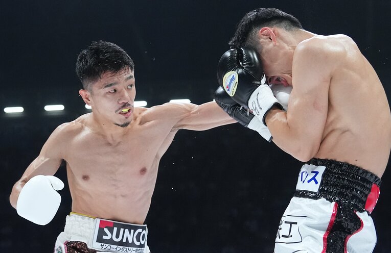 西田の右サイドに左ストレートをねじ込む中谷　©Naoki Fukuda