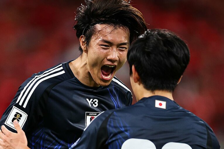 2024年11月のW杯アジア最終予選アウェーでの中国戦、小川航基はゴールを奪って久保建英と喜ぶ ／ photograph by VCG/Getty Images