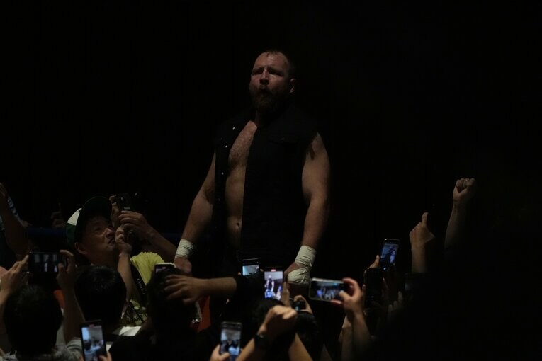 ジョン・モクスリーの入場。頭部には前日に受けた生々しい傷跡が残る