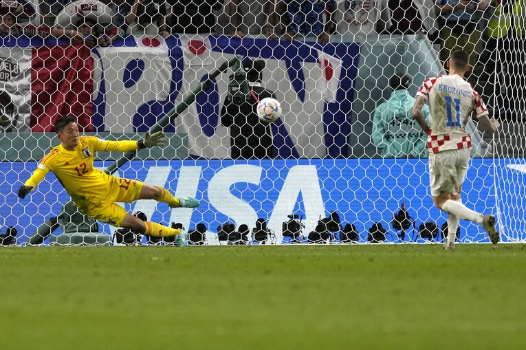 日本戦、クロアチア2人目キッカーのブロゾビッチ。プレッシャーのかかる場面でど真ん中に蹴り込んだ　©AFLO