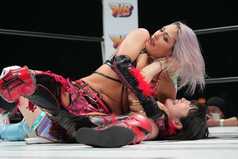 ジュリアに攻められるさくらあや　©Essei Hara