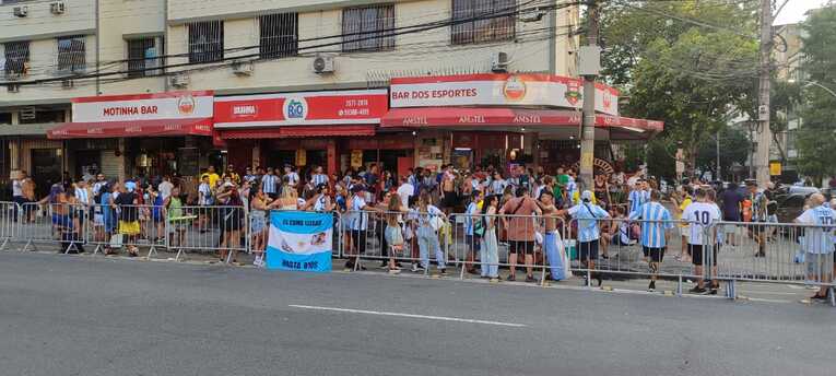 試合開始4時間前。アルゼンチンサポがマラカナンスタジアムの真ん前のバールを占拠し、マラドーナを称える歌を大合唱していた　©Hiroaki Sawada