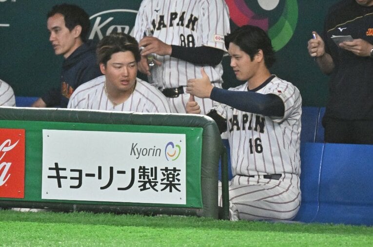 オーストラリア戦のベンチで村上宗隆に指導する様子も見られた大谷翔平　©Hideki Sugiyama