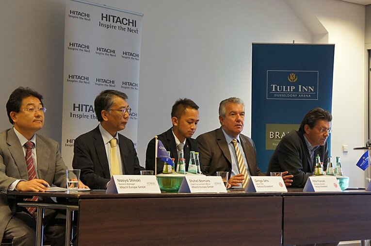 ドイツ在住時代も両国のサッカーをつなごうと奔走した瀬田元吾氏（中央）。V・ファーレンでどのような改革を打ち出すのか。 ／ photograph by Gengo Seta