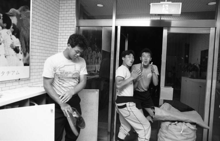 日本ハム2軍密着（1988年）。門限までの自由時間、買い物にいく　©BUNGEISHUNJU