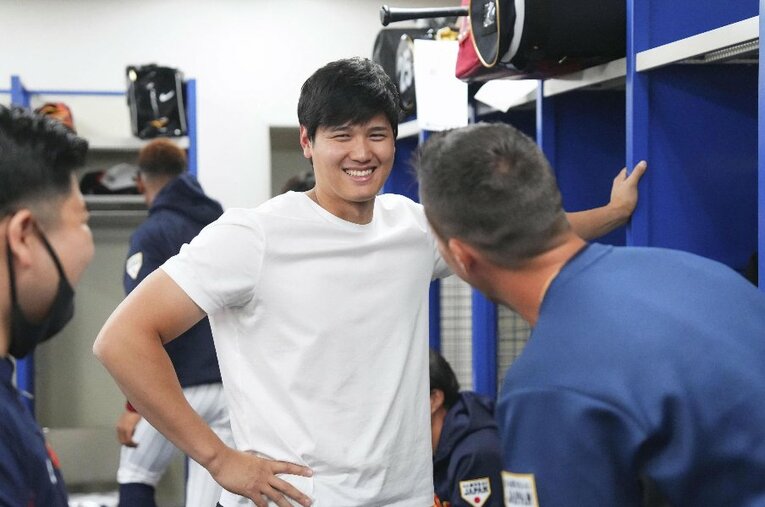 WBCのロッカールームで。笑顔で会話する大谷翔平とヌートバー（手前） ／ photograph by KYODO