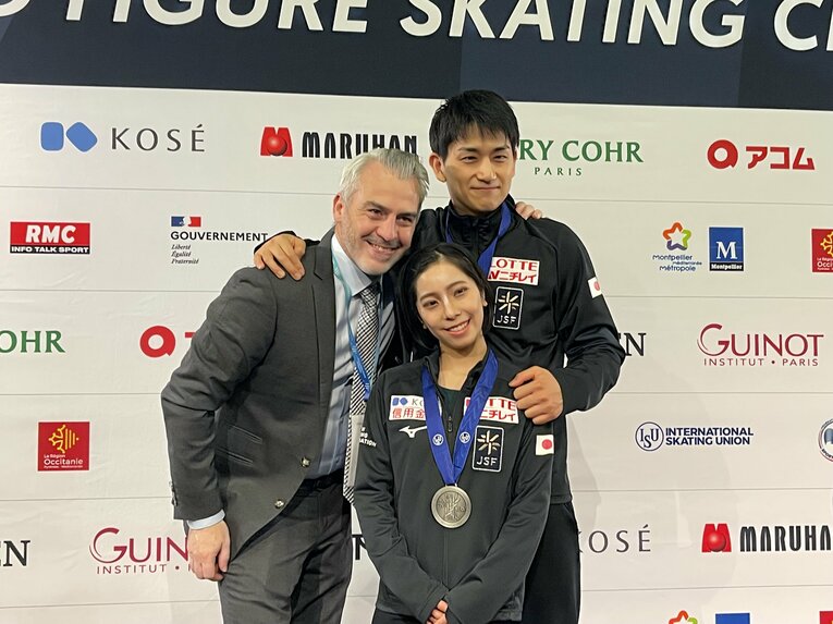 2022年の世界選手権にて、りくりゅうとブルーノ・マルコットコーチ　©Akiko Tamura