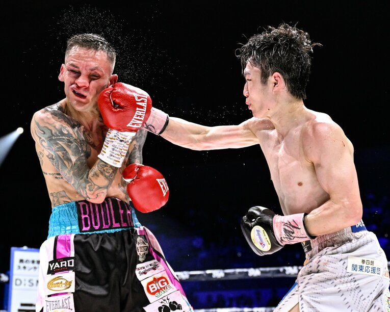 ブドラーの顔面にパンチを打ち込む寺地　©︎Hiroaki Yamaguchi