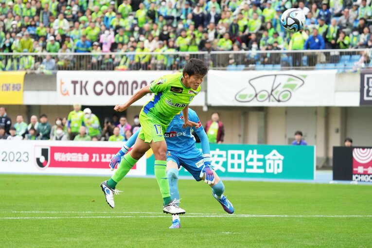 湘南時代の大橋祐紀（2023年）。GKに弾かれたボールをヘディングでゴールに押し込む　©Etsuo Hara/Getty Images