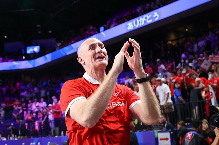 ＜龍角散presents エールの力2024③＞「ぼくは日本をバスケットの国にしたい、できますよ」。トム・ホーバスは大歓声の力で日本人プレーヤーを輝かせる(1) ／ photograph by AFLO