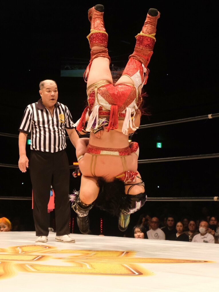 フィニッシュ前にはツームストーン式パイルドライバーを繰り出したイヨ