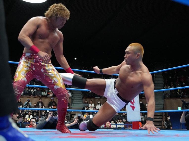 宮原健斗にアリキックを放つ中嶋勝彦　©Essei Hara