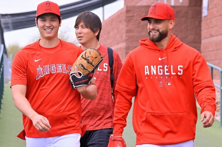 今シーズンはロッカーも“お隣さん”のサンドバルと大谷。水原通訳と3人で会話しているシーンもよく見られる ／ photograph by JIJI PRESS