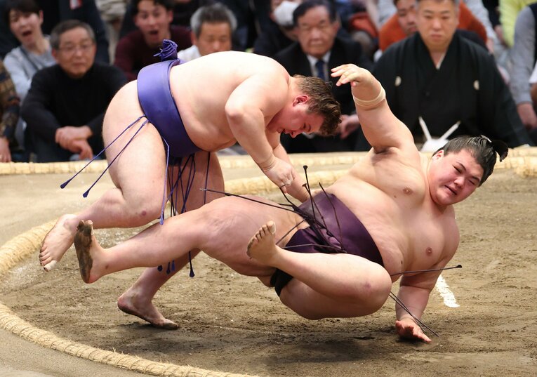 3月場所、王鵬を切り返しで破る安青錦　©JIJI PRESS