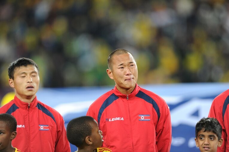 北朝鮮代表として2010年南アフリカW杯に出場した鄭大世。ブラジル戦前の国歌斉唱で号泣　©JMPA