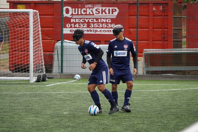 アイマスクをつけて戦うブラインドサッカー©JBFA