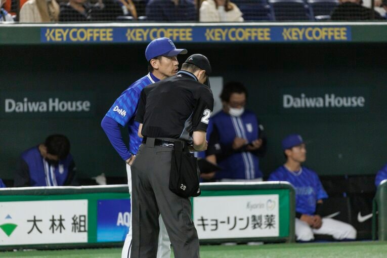 森原の登板を告げる三浦監督　©Kiichi Matsumoto