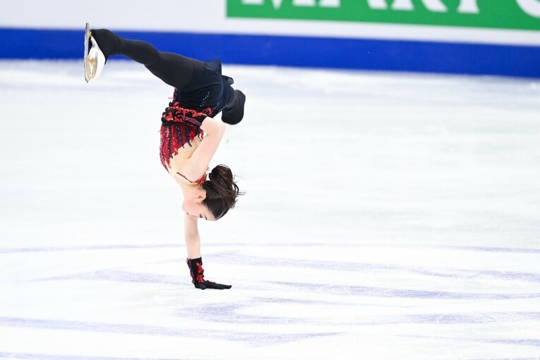 2021年3月の世界選手権SP、側転を披露する紀平　©Asami Enomoto