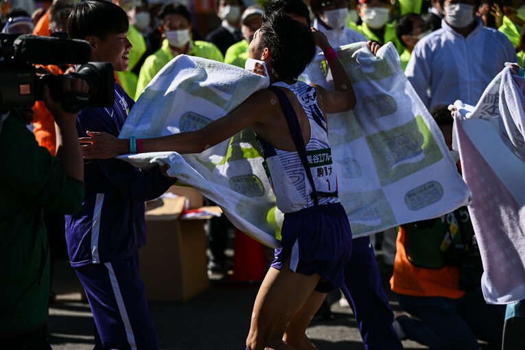 ゴールした花尾はチームメイトのもとへ向かう　©Nanae Suzuki