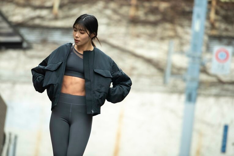 「ジョジョ立ち写真」に19万いいね…とももともも25歳に聞く撮影のウラ側「コスプレにも肉体美が求められている」《特別グラビア》(32)