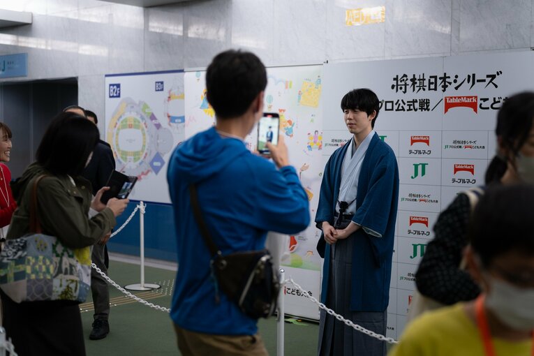 JT杯、藤井聡太八冠が“ファンに神対応”（全8枚中の4枚目）　©Shiro Miyake