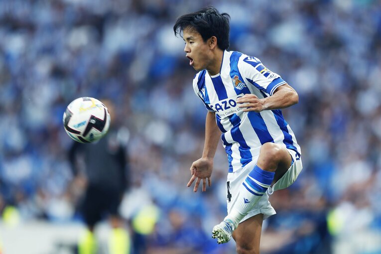 「KUBOコール」や「武房、シャツくれませんか」日本語メッセージの少年、猛プレスに感謝のハグ…“久保建英リーガ100戦目の進化”を撮った(21)